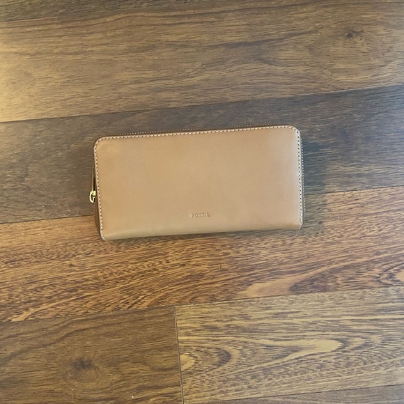 Fossil Zip Around Clutch - Picture 3 of 4